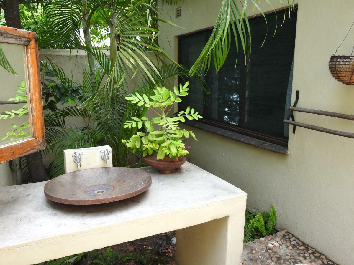 Norman Carr Cottage Monkey Bay Екстериор снимка