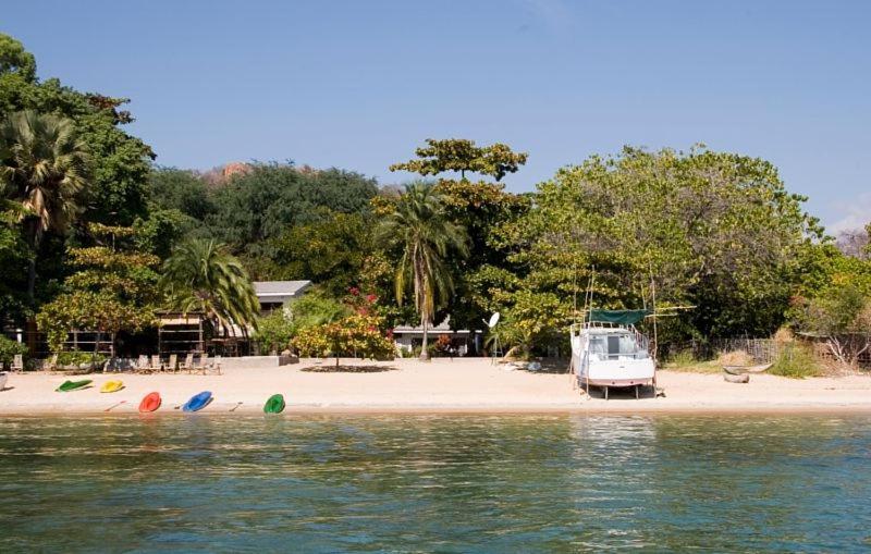 Norman Carr Cottage Monkey Bay Екстериор снимка